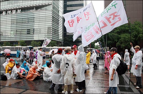 제73차 촛불문화제가 열릴 예정인 가운데 19일 오후 서울 청계광장 앞에서 전대협 출신 시민들과 누리꾼들이 모여 미국산 쇠고기 장관고시 철회와 전면 재협상을 요구하고 있다.