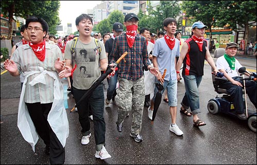제73차 촛불문화제가 열릴 예정인 가운데 19일 오후 서울 종로구 탑골공원 앞에서 전대협 출신 시민들과 누리꾼들이 미국산 쇠고기 장관고시 철회와 전면 재협상을 요구하며 거리행진을 하고 있다.