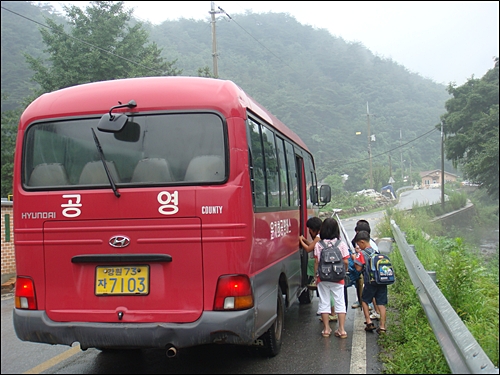 하루 세 차례 오고 가는 버스가 아이들의 유일한 교통수단이다.