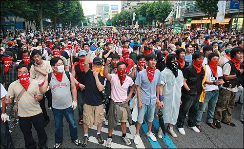 제73차 촛불문화제가 열릴 예정인 가운데 19일 오후 서울 청계광장에 모인 전대협 출신 시민들과 누리꾼들이 게릴라식 시위를 하기 위해 종로1가로 나와  미국산 쇠고기 전면 재협상과 정부 정책에 항의하며 구호를 외치고 있다.