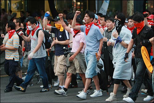 제73차 촛불문화제가 열릴 예정인 가운데 19일 오후 서울 청계광장에 모인 전대협 출신 시민들과 누리꾼들이 게릴라식 시위를 하기 위해 종로1가로 나와 미국산 쇠고기 전면 재협상과 정부 정책에 항의하며 구호를 외치고 있다.