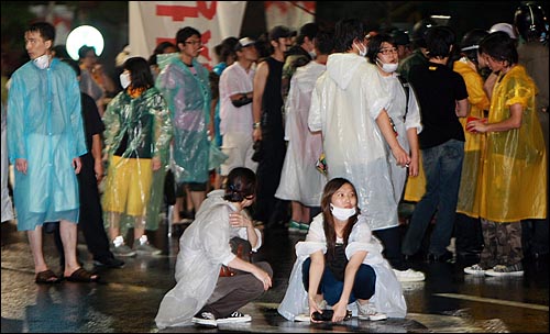 전대협 출신 시민들과 누리꾼들이 20일 새벽 서울 종로구 강북삼성병원 앞에서 전,의경들의 기습적인 진압작전에 밀려 주저 앉아 있다.