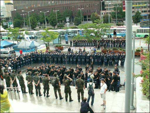 서울역 광장에 경찰은 3중 바리케이트를 치고 집결해 있다.