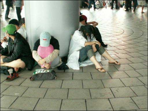 폭우속에 이어진 밤샘 집회에 지친 여성이 서울역 대합실 앞 기둥에 의지한 체 잠이 들었다.