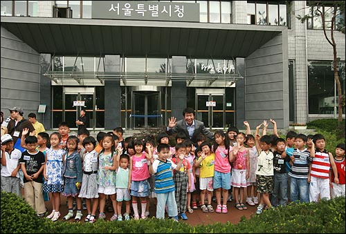  20일 오후 서울에 모인 전국각지의 나홀로 입학생들이 서울시청 별관에서 서울시 홍보대사인 탤런트 박상원씨의 특별수업을 들은 뒤 기념촬영을 하고 있다.