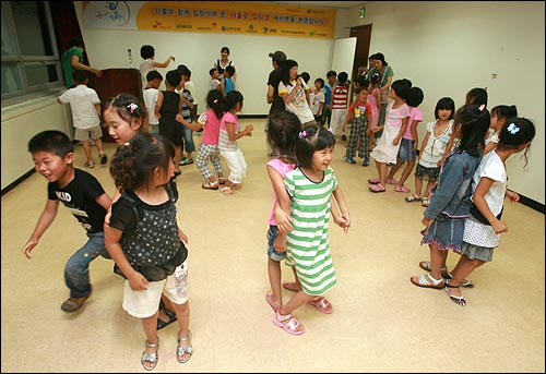  20일 오후 서울 남산유스호스텔에 모인 전국 각지의 나홀로 입학생들이 친구들과 친해지기 위해 게임을 하고 있다.