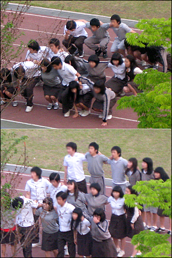 푸른교실에 적발된 남녀 학생들이 어깨를 겯고 앉았다 일어서기를 반복하는 체벌을 받고 있다. 