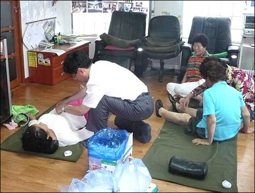 EBM열린포럼 한의사 회원들이 상남면 주민들에게 침술봉사를 하고 있다.