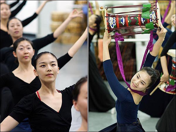  2008 베이징올림픽에 국내에서 유일하게 초청된 '국수호 디딤무용단' 단원들이 일렬로 늘어서 '비천무(飛天舞)' 공연을 연습하고 있다. '비천무'는 천개의 손을 지닌 천수관음상을 본뜬 춤이다.(왼쪽 사진)  한 여자 무용수가 장구를 들고 우아한 몸짓을 뽐내고 있다. (오른쪽 사진)