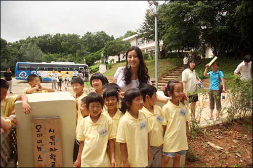 지난 7월, 오마이스쿨에서 열린 더불어 함께 입학식에서 탤런트 한혜진씨가 아이들과 함께 사진을 찍고 있다.