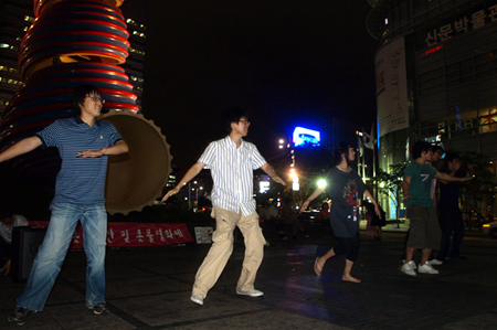 7월 21일 '전국학생행진' 학생들이 촛불문화제에서 공연을 하고 있다.