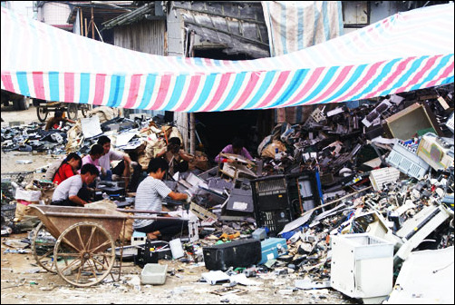 구이위 옆 푸팅시 치린촌 사람들은 쓰레기처리를 하면서 생계를 이어간다.