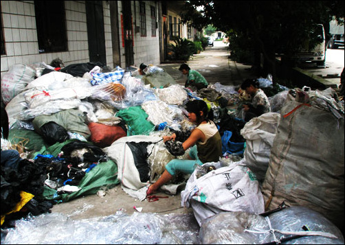 플라스틱 쓰레기를 주로 처리하는 포산 마을.