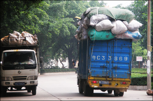 트럭들은 광둥성 대도시에서 나온 쓰레기를 싣고 이 곳에 온다. 선진국 쓰레기가 이 곳에 많이 불법 수출되고 있을 것이라고 추정하고 있다. 중국 관영 중앙TV는 지난해 포산시의 영국쓰레기 실태를 방영한 바 있다.