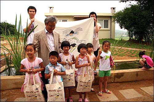'책읽는사회만들기국민운동'의 안찬수 사무처장은 아이들에게 그림동화책을 예쁜 책가방에 담아 선물했다. 
