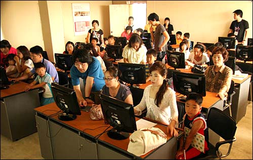 마지막날인 22일 오마이스쿨 컴퓨터실에서 조경국 강사로부터 팀블로그 활동 교육을 받는 학부모와 교사들. 