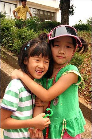 친구가 된 김예은(왼쪽, 상주 입석분교)양과 임다예(안산 풍도분교)양. 