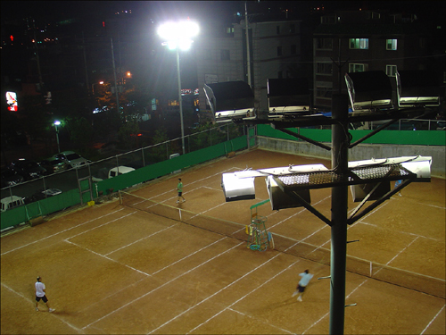 야간운동을 즐기는 테니스 동호회원들