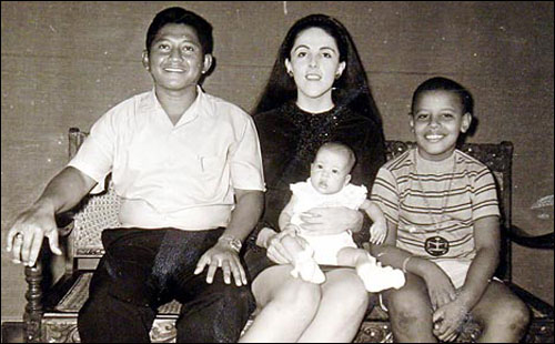 오바마의 어린 시절 가족사진. 왼쪽부터 양부 롤로 소에토로와 여동생 마야 소에토로를 안고있는 어머니 앤 던햄, 그리고 오바마.
