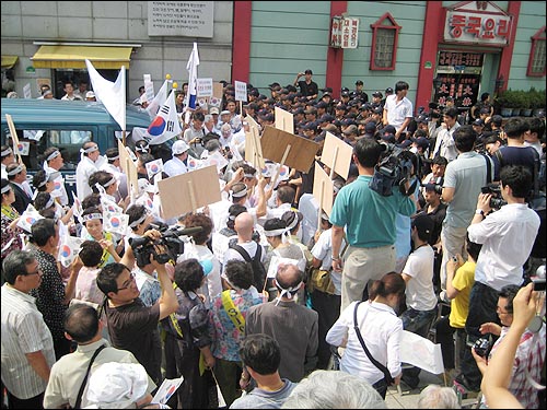 일본대사관으로 진입하려는 광복회 회원들을 전경들이 막아서고 있다