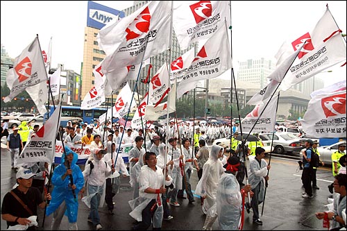 23일 오후 서울 세종문화회관앞에서 열린 이명박 정권의 언론장악 저지 경고파업 집회에 참석했던 언론노조 노동자들이 세종로네거리에서 거리행진을 벌이고 있다.