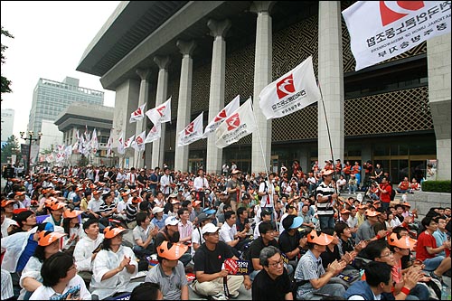  23일 오후 서울 세종문화회관앞에서 이명박 정권의 언론장악 저지 경고파업 집회가 전국에서 상경한 언론노조 노동자들이 참석한 가운데 열리고 있다.