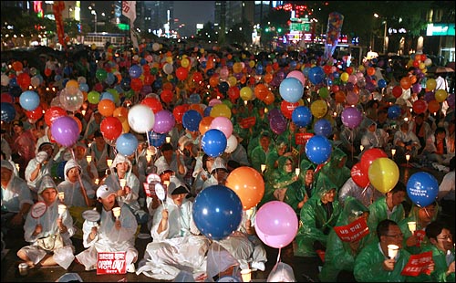'언론장악 저지·의료민영화 반대'를 주제로 제77차 촛불집회가 23일 저녁 서울 청계광장에서 언론노조, 보건의료노조, 공공운수연맹 노동자와 시민들이 참석한 가운데 열렸다.