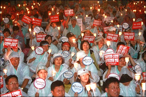 '언론장악 저지·의료민영화 반대'를 주제로 제77차 촛불집회가 23일 저녁 서울 청계광장에서 언론노조, 보건의료노조, 공공운수연맹 노동자와 시민들이 참석한 가운데 열렸다.