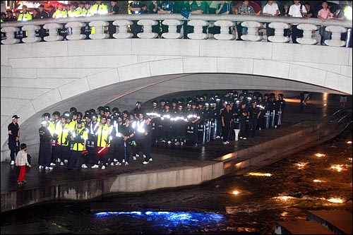 경찰이 참가자들의 행진을 막기 위해 청계천 다리 아래쪽까지 병력을 배치해두고 있다.