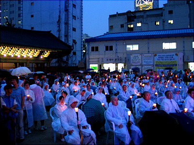 250여 명이 모여 촛불을 밝히며 문화제를 즐기고 있다