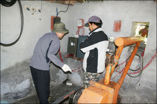 2007년 4월 안나푸르나 베이스캠프를 오르는 중 소수력 발전소를 관심있게 둘러보는 박승옥 시민발전 대표