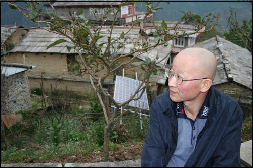 2007년 4월 안나푸르나 베이스캠프를 오르는 중 햇볕 집열판에 관심을 갖는 박승옥 시민발전 대표