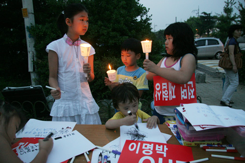 부평5동 동네 촛불문화제에서 손피켓을 만들고 있는 참가 어린이들.