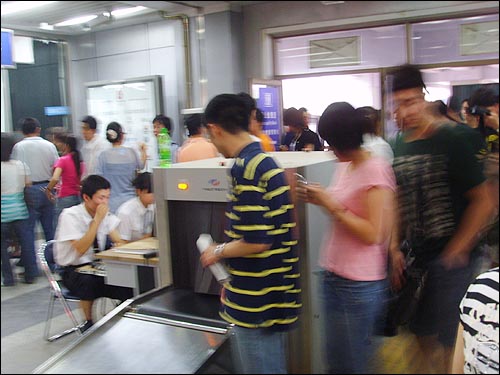  베이징의 모든 지하철역에 설치된 짐 검색대.