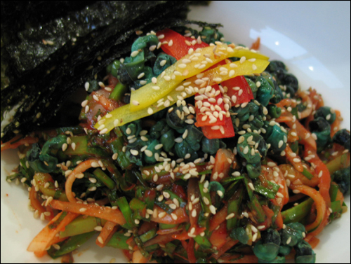 비빔밥의 재료로 나온 다슬기 무침.