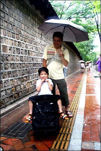 일본인 여행객들. 배낭위에 올라탄 아들과 배낭을 끄는 아버지, 자식 사랑에 풀풀 넘치는 아버지를 본듯하다
