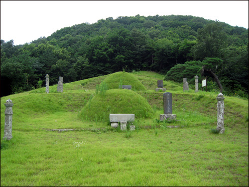 신독재 김집 선생 묘소 논산시 벌곡면에 자리잡고 있는 조선시대 예학의 대가 신독재 김집 선생 묘소(위). 아래에 있는 묘소는 신독재 선생의 후처인 덕수이씨의 묘소이다.