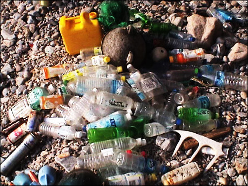 서남해도서환경센터 한해광 사무국장이 흑산도에서 발견한 외국산 쓰레기들. 각국 쓰레기는 바다를 통해 국경을 넘나든다.