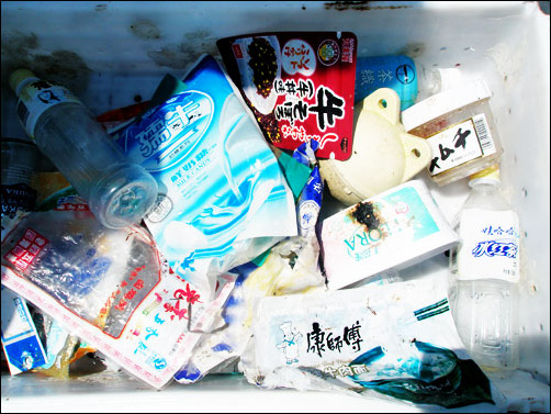 몽돌밭해수욕장에 찾은 여러 나라 쓰레기들.