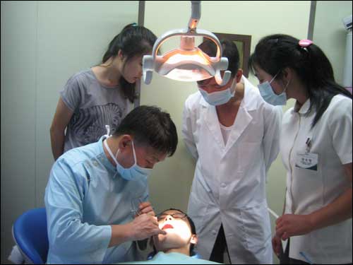 치과의사인 그린닥터스의 도영주 원장이 북측근로자의 치과질환을 진료하고 있다.