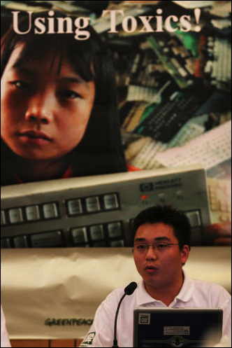 한 토론회장에서 중국 전자쓰레기 문제를 말하고 있는 그린피스 라이윈 광둥성지부장.