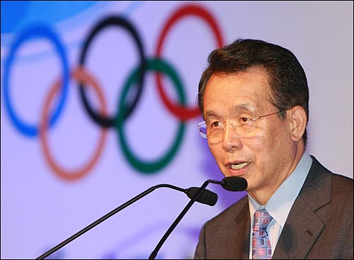  한승수 국무총리가 25일 오후 서울 올림픽공원에서 열린 '2008베이징올림픽 대한민국 선수단 결단식'에서 축사를 하고 있다.