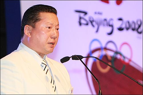  김정행 선수단장이 25일 오후 서울 올림픽공원에서 열린 '2008베이징올림픽 대한민국 선수단 결단식'에서 한승수 국무총리의 축사에 이어 답사를 하고 있다.