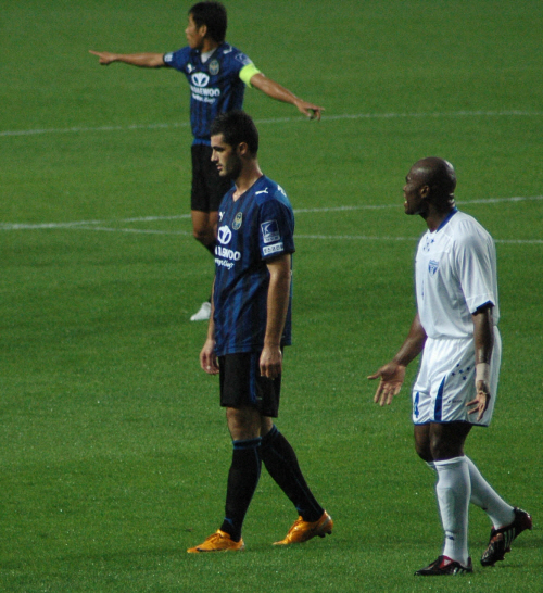  온두라스 간판 수비수 사무엘 카바예로(오른쪽)가 라돈치치를 따라다니고 있다. 앞에서 손짓하는 인천 선수는 주장 노종건.
