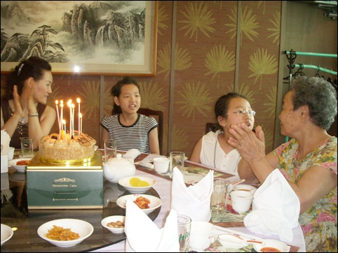  81회 생일날 중국 요리점 ‘황산(黃山)’에서 외손녀들에게 축하받는 장모님. 자식들이 준 용돈이라고 하지만 생일날 식대를 40만원이나 내놓은 장모님도 그릇이 작지는 않은 것 같습니다. 
