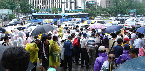 26일 오후 시민 300여명이 종로, 명동, 을지로 등 서울 도심을 행진하고 있다.