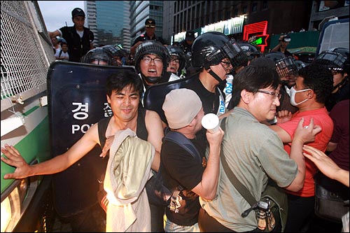 '미친소 미친교육 반대! 이명박 심판! 제80차 집중촛불문화제'가 26일 오후 서울 청계광장에서 열리는 가운데 청계광장 입구를 봉쇄한 경찰들이 시민들이 들어지 못하도록 막고 있다.