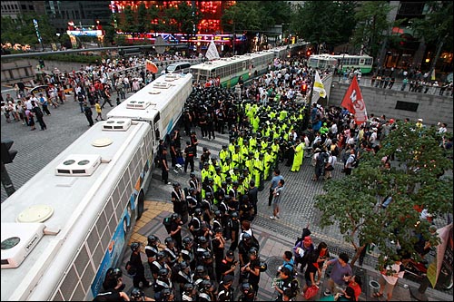 '미친소 미친교육 반대! 이명박 심판! 제80차 집중촛불문화제'가 26일 오후 서울 청계광장에서 열리는 가운데 청계광장 입구를 경찰이 버스와 병력으로 봉쇄하고 있다.