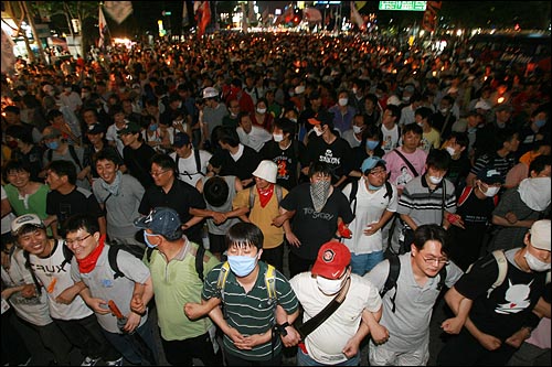 26일 저녁 서울 청계광장에서 열린 '미친소 미친교육 반대! 이명박 심판! 제80차 집중촛불문화제'에 참석한 누리꾼과 시민들이 경찰봉쇄를 피해 종로 보산각앞에 모여 행진을 벌이고 있다.