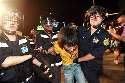 종로 보신각 네거리에서 경찰들이 한 학생을 강제연행하고 있다. 